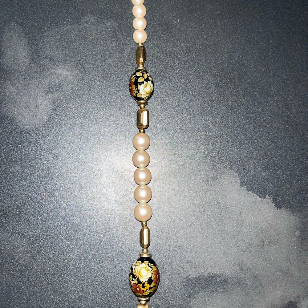 1960 pearl necklace featuring faux pearls Porcelain Accent Beads -Japan - Picture 6 of 6